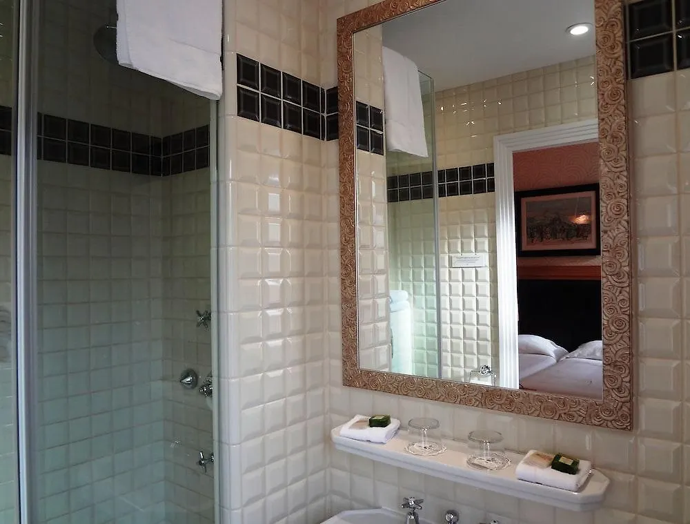 Hotell Le Cercle Tour Eiffel 3*