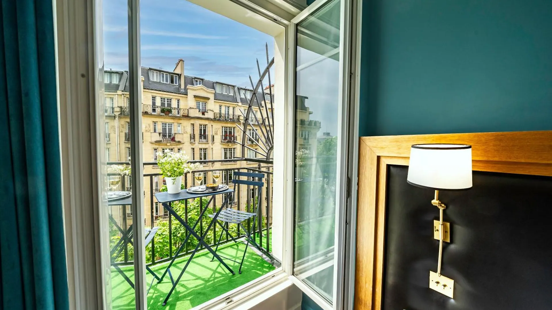 Le Cercle Tour Eiffel Hotel