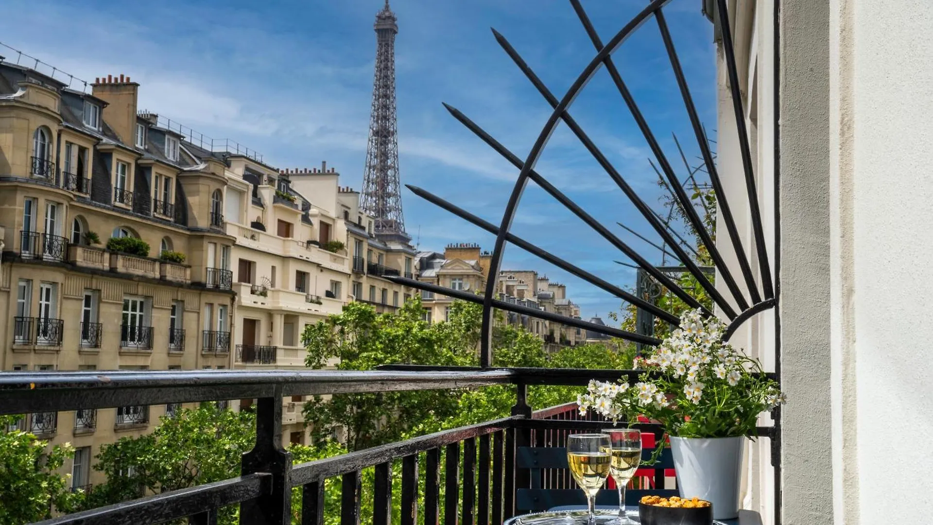 Le Cercle Tour Eiffel 3*