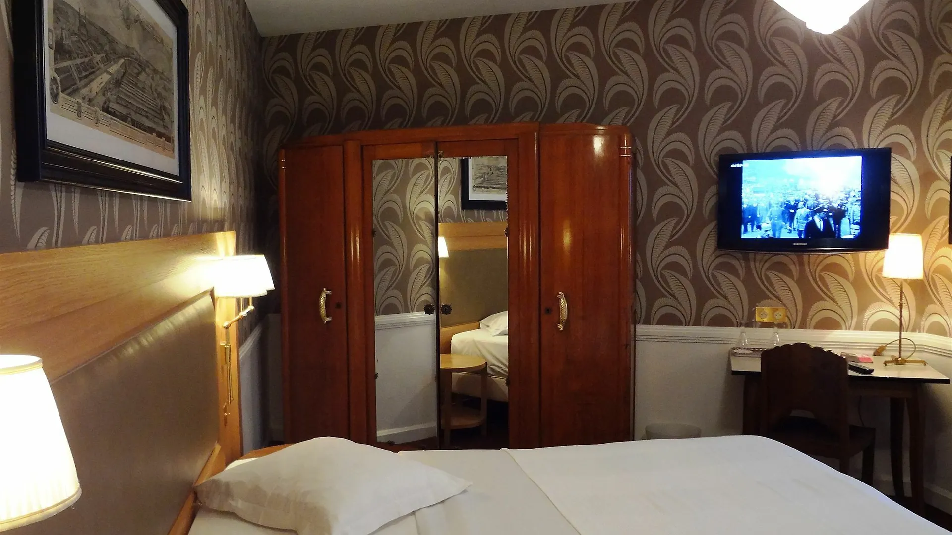 Le Cercle Tour Eiffel Hotel